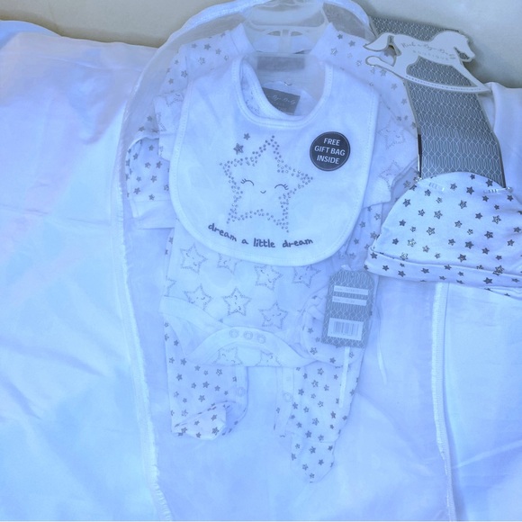 set that includes a footie, a bodysuit, a bib, a beanie and mittens - Picture 6 of 8